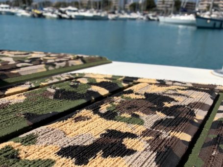 Design Personnalisé Tapis camouflé sur un quai avec yachts en arrière-plan.